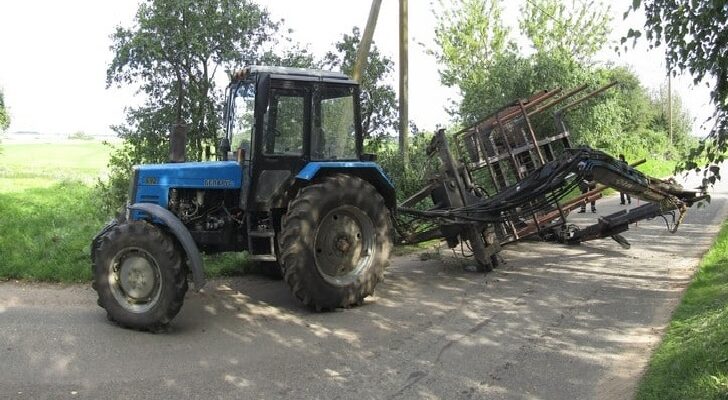 В Горецком районе парень попытался угнать трактор и попал в ДТП