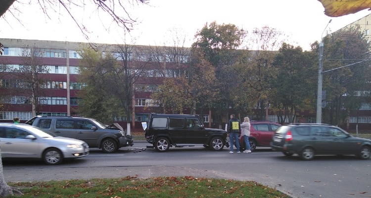 Гелик попал в аварию