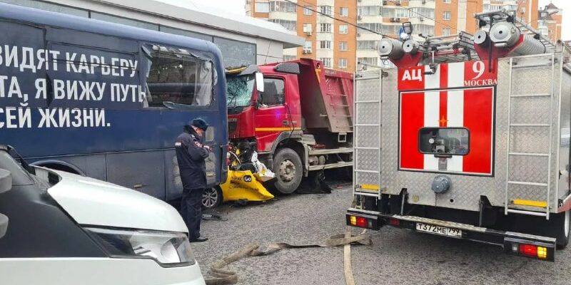 Жуткую аварию в Москве устроил уроженец Гомельщины. В результате ДТП погибли 30-летний водитель автомобиля такси и 37-летняя женщина-пассажир.