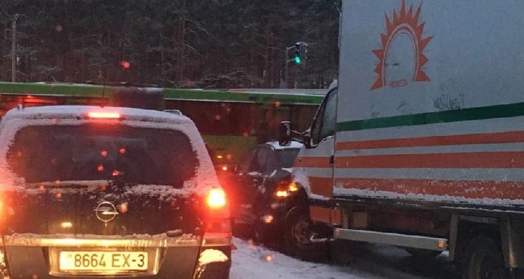 Сегодня утром из-за первого снега в Гомеле произошло более 20 аварий.