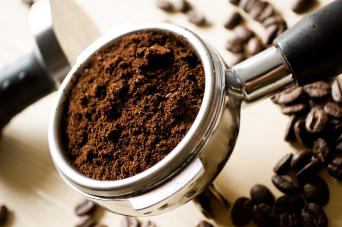 Отработанный кофе из кофемашины: где можно использовать кофейную гущу