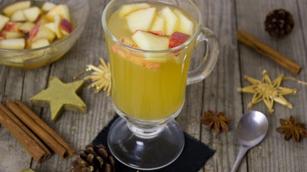 Популярные зимние горячие напитки – что пить в холод? Теплые яблочные напитки