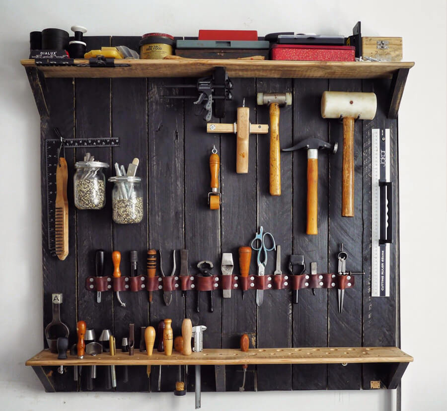 Место хранения инструментов: где разместить шурупы, гвозди и ключи в мастерской