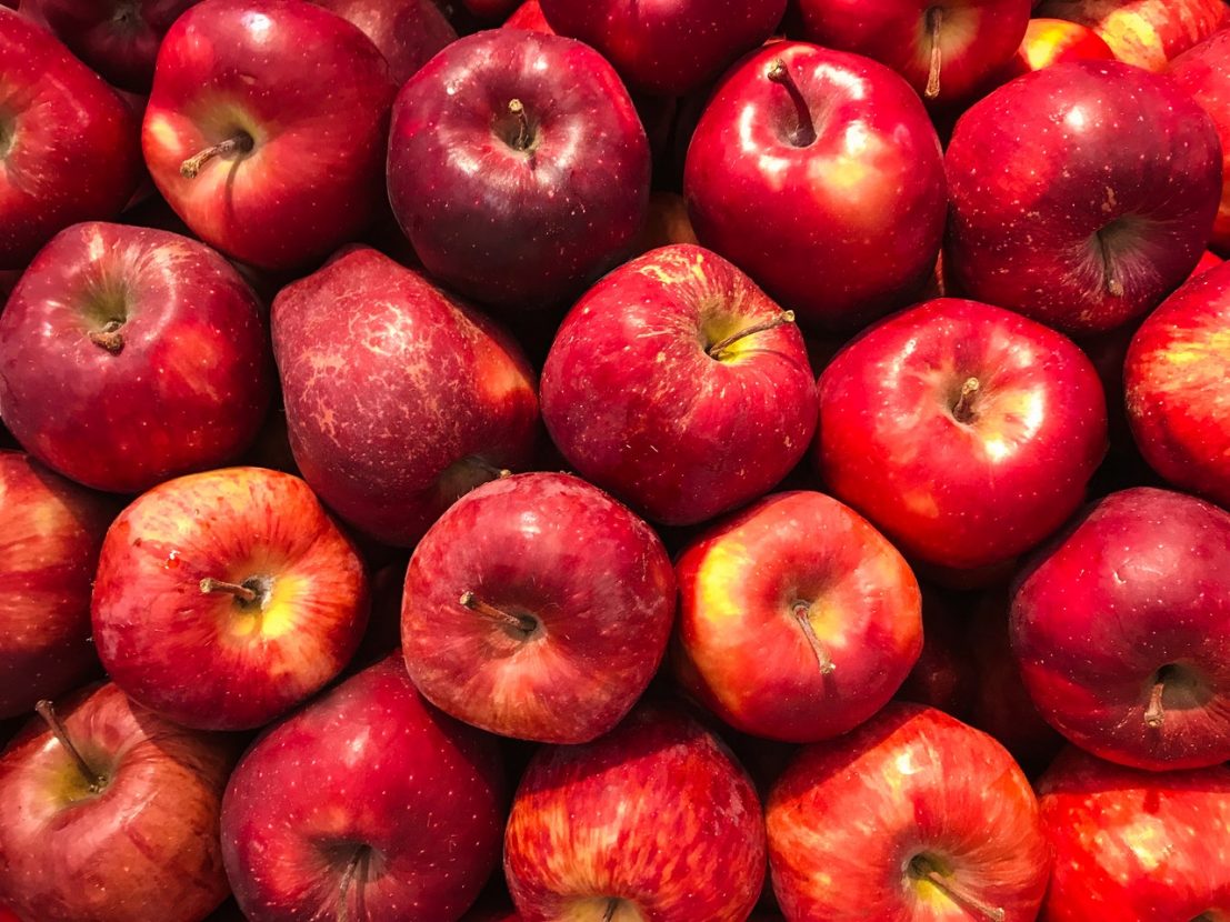 Темные пятна на яблоках: что это за болезнь и как это лечить