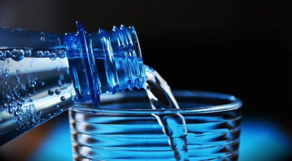 Привозная вода: где брать и как хранить?