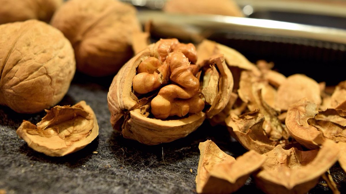 Чем колоть грецкие орехи, как их правильно собирать, сушить и хранить?